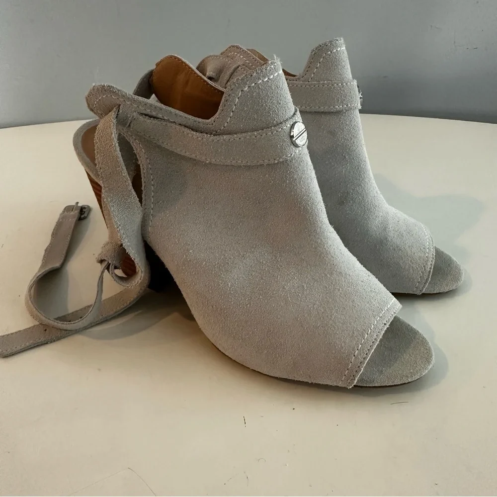 Cream Peep-Toe Heels Joe's Jeans size 8‎
